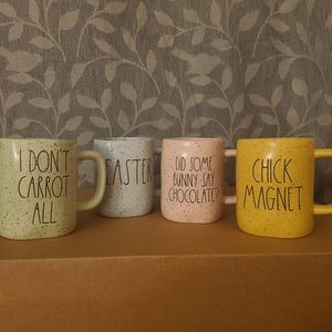 Set of 4 Rae Dunn speckled mugs